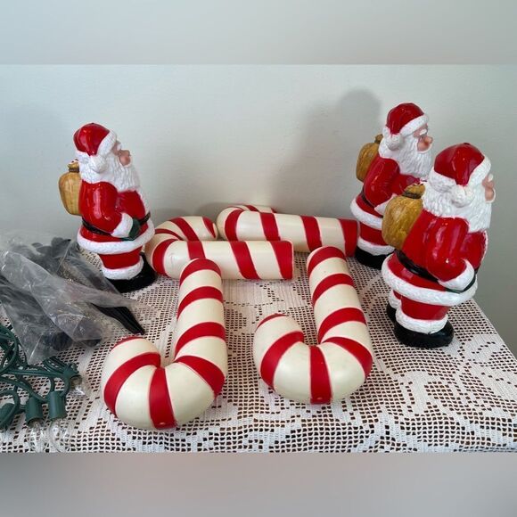 Set of 7 || Vintage DYNAGOOD lighted garden stakes Santas and Candy canes molds - Picture 4 of 11